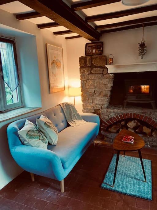 Maison Du Petit Poete Quarre-les-Tombes Bagian luar foto
