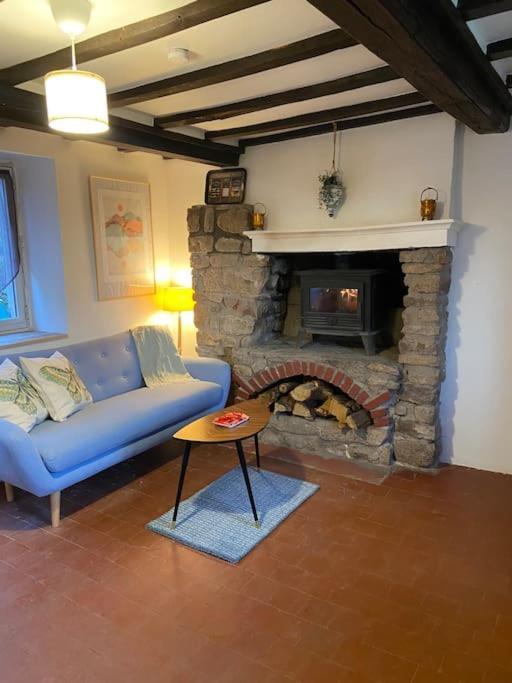 Maison Du Petit Poete Quarre-les-Tombes Bagian luar foto
